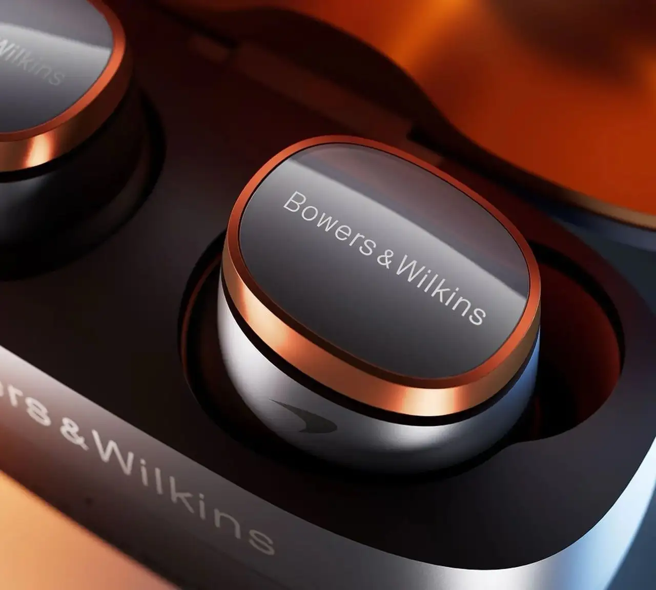 迈凯轮推出了耳机穿戴产品设计BOWERS&WILKINS