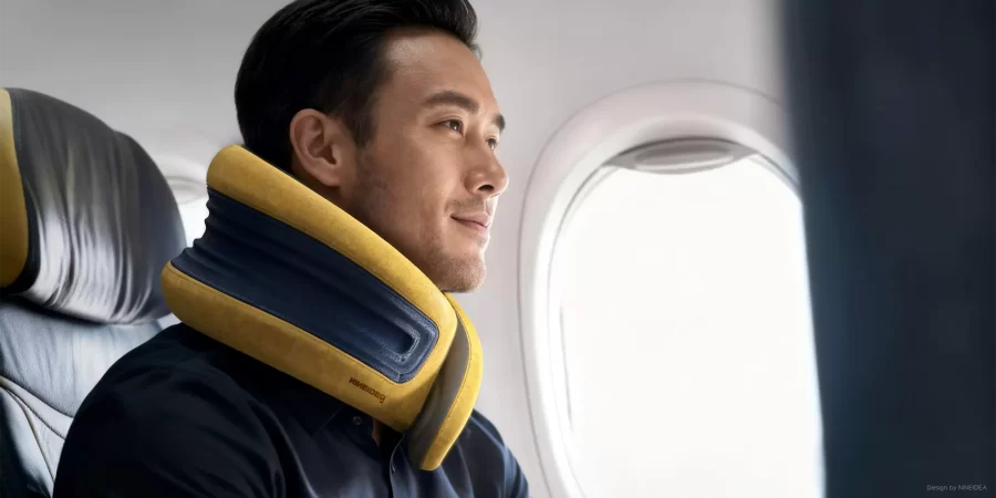 颈部按摩仪:本产品以「零负重感」为核心理念,采用C型仿生结构紧密贴合颈部曲线。内嵌4组仿人手指压的3D按摩头,配合远红外热敷与低频脉冲技术,可精准模拟揉捏、捶打等专业手法。整体重量控制在180g以内,外层覆以亲肤透气材质,支持蓝牙智能调控。致力于在办公或旅途中,提供随时随地的深度放松体验。 深圳工业设计九号创新工作室案例-颈部按摩仪